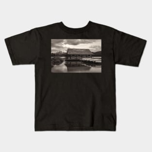 Maligne Boathouse bw Kids T-Shirt